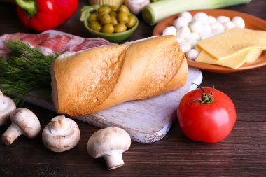 Ahşap masa farklı ürün yakın çekim