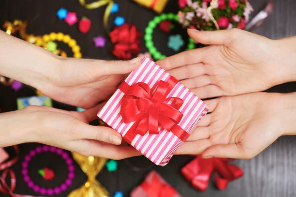 Weibliche Hände halten Geschenk in Nahaufnahme — Stockfoto
