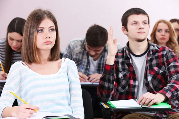 Estudantes sentados em sala de aula — Fotografia de Stock