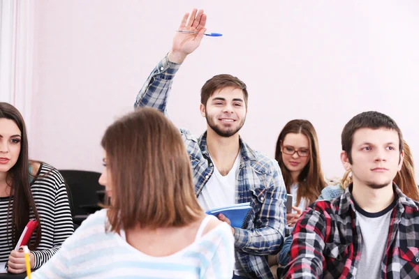 Eleverna sitter i klassrummet — Stockfoto