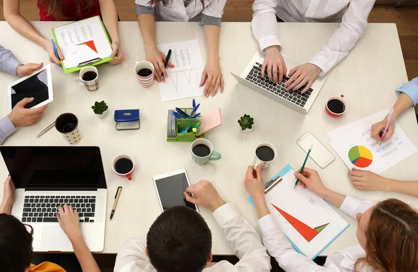 Groupe de gens d'affaires travaillant au bureau vue de dessus — Photo