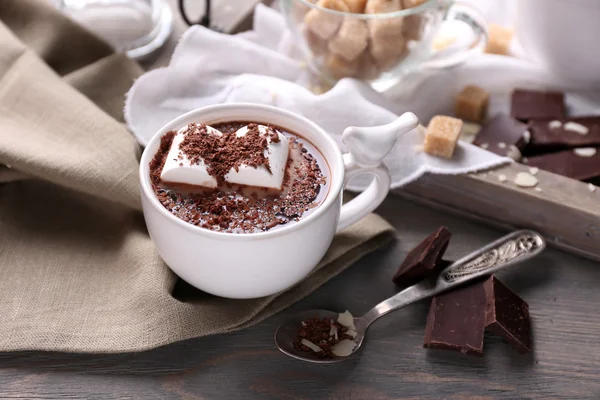 Chocolate quente com marshmallows na caneca, na bandeja, na cor de fundo de madeira — Fotografia de Stock