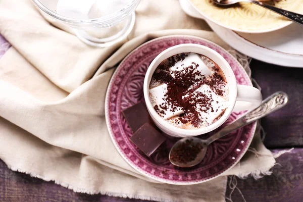 Warme chocolademelk met marshmallows in de beker, op een houten achtergrond kleur — Stockfoto