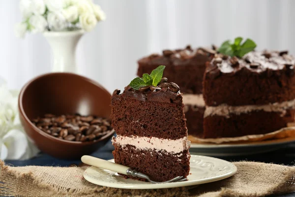 Вкусный шоколадный торт на столе на светлом фоне — стоковое фото