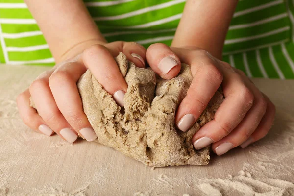 Faire de la pâte par les mains féminines — Photo
