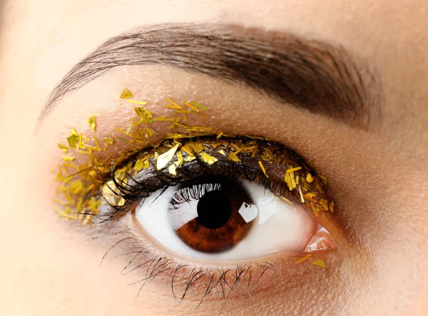 Kvinnliga ögat med fancy glitter makeup, makro Visa — Stockfoto