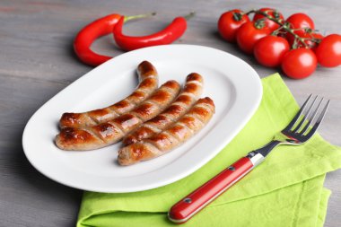 Masada sebzeli ızgara sosis tabakta yakın çekim