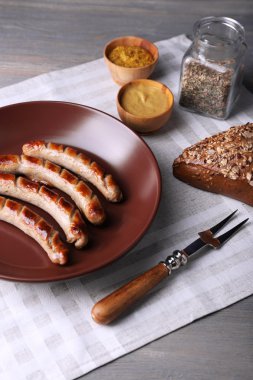 Plaka üzerinde ızgara sosis ekmek tablo ile yakın çekim