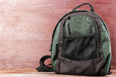 Ahşap arka plan üzerinde sırt çantası