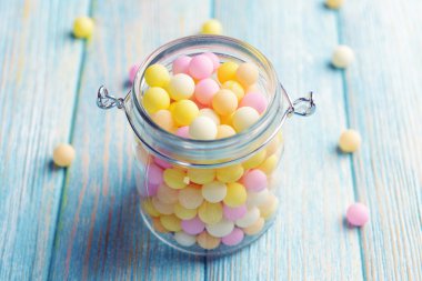 Jar tablo yakın çekim üzerinde renkli çikolata