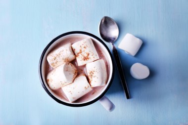 Kupa kakao marshmallows ahşap masa arka plan üzerinde ile