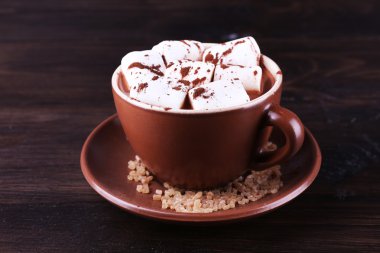 Fincan kakao marshmallows ahşap arka plan üzerinde ile