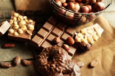 Natürmort kümesiyle çuval bezi kumaş, closeup üzerine Fındıklı çikolata