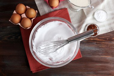 Ahşap masa, üstten görünüm yumurta akı ve diğer malzemeler için krem şanti