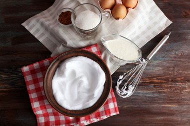 Ahşap masa, üstten görünüm yumurta akı ve diğer malzemeler için krem şanti