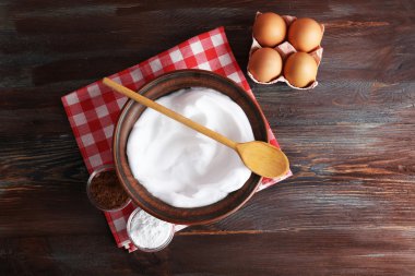 Ahşap masa, üstten görünüm yumurta akı ve diğer malzemeler için krem şanti