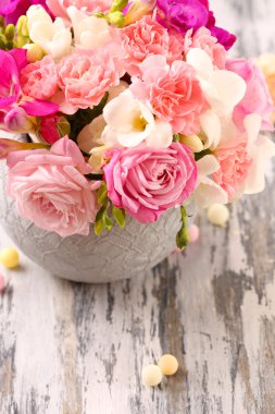 Ahşap masa, closeup üzerinde tencerede güzel taze bahar çiçekleri