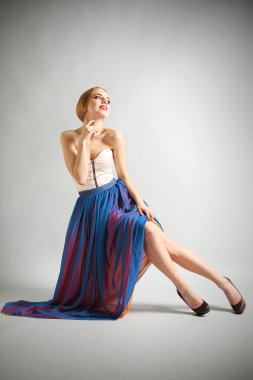 Gri arka koltuğa oturan ifade genç modeli