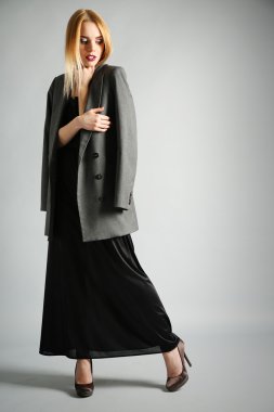 Etkileyici genç model gri arka plan üzerinde