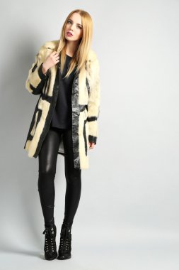 Etkileyici genç model gri arka plan üzerinde