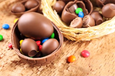 Nest, closeup hasır kumaş üzerine çikolata Paskalya yumurtaları