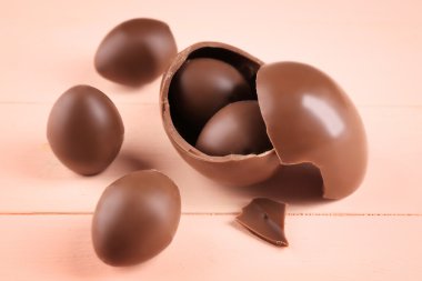 Ahşap masa, closeup üzerinde çikolata Paskalya yumurtaları