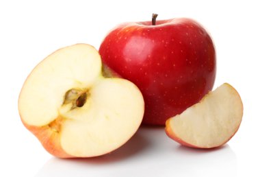 Dilimlenmiş elma beyaza izole edilmiş.