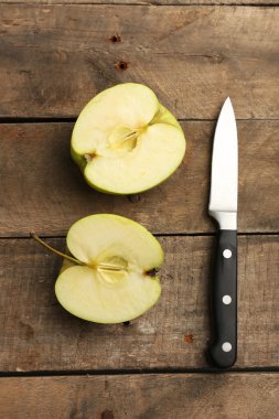 Elma ahşap zemin üzerine bıçakla dilimlenmiş