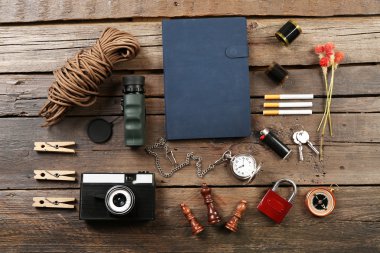 ahşap arka plan üzerinde dişli hiking
