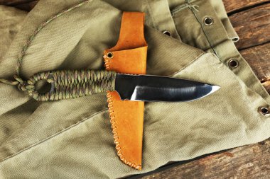 Av bıçağı tutuyordu, closeup ahşap tablo