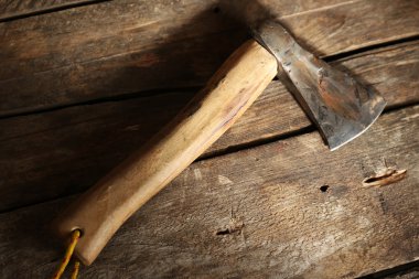 Ahşap arka plan üzerinde keskin balta