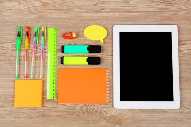 Ahşap arka plan üzerinde ileti örneği ile dijital tablet