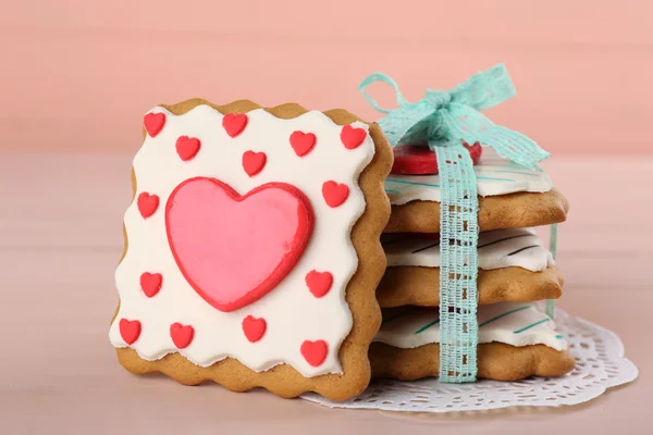 Herzförmige Plätzchen zum Valentinstag auf farbigem Holzhintergrund — Stockfoto
