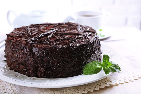 Gâteau au chocolat savoureux avec tasse de thé sur la table close up — Photo