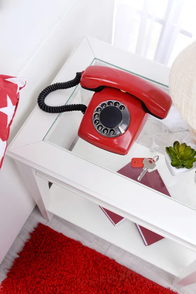 Telefone retro na mesa de cabeceira no quarto — Fotografia de Stock