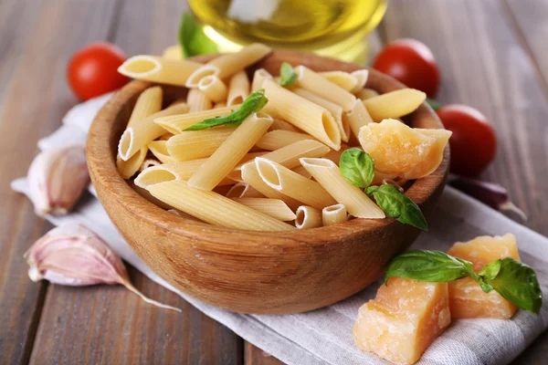 Syrové těstoviny v míse se sýrem a zeleninou na stole zblízka — Stock fotografie