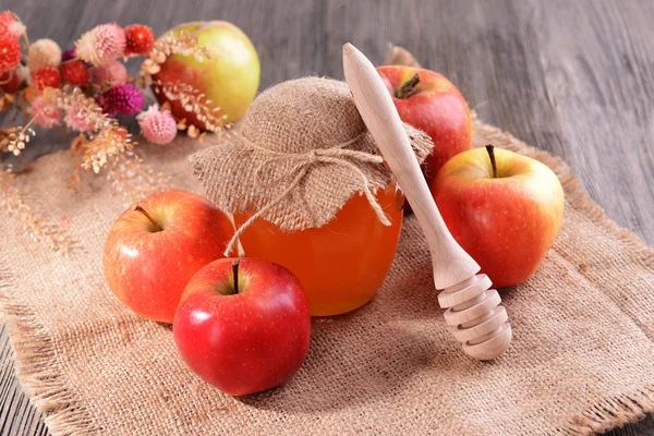 Mel delicioso com maçã na mesa close-up — Fotografia de Stock