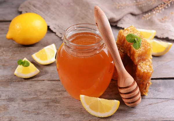 Mel delicioso com limão na mesa close-up — Fotografia de Stock