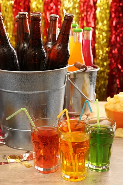 Tisch mit Getränken für die Party gedeckt — Stockfoto