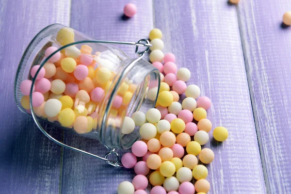 Jar tablo yakın çekim üzerinde renkli çikolata