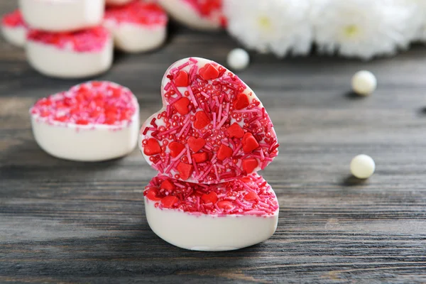 Deliciosos caramelos de chocolate en forma de corazón en primer plano de la mesa —  Fotos de Stock