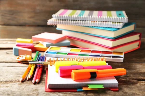 Heldere school briefpapier op oude houten tafel — Stockfoto