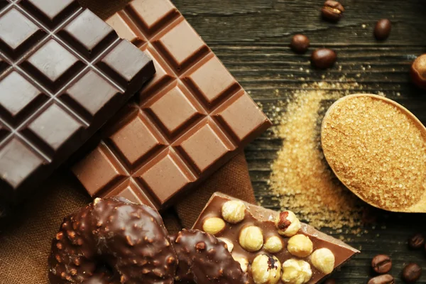 Natürmort çikolata, fındık ve baharat ahşap masa, üstten görünüm üzerinde dizi