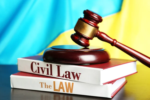 Wooden gavel and flag of Ukraine as background — Stock Photo, Image