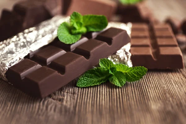 Conjunto de chocolate picante na mesa de madeira, close-up — Fotografia de Stock