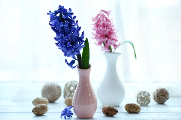 Mooie hyacinten bloemen op vensterbank achtergrond — Stockfoto