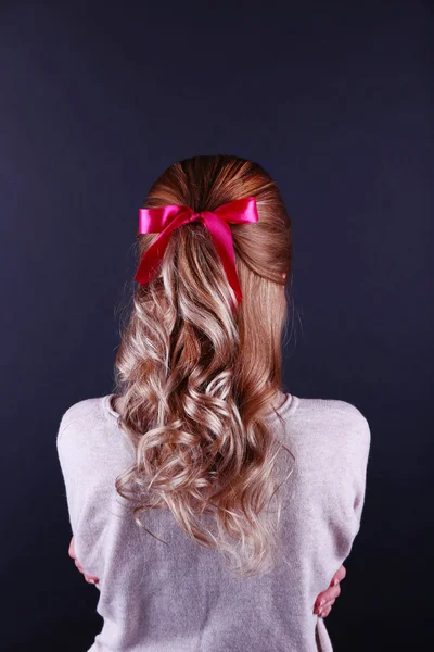 Penteado feminino com fita de cor no fundo escuro — Fotografia de Stock
