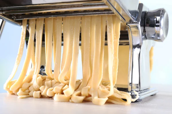 Making noodles with pasta machine, closeup — Stock Photo, Image