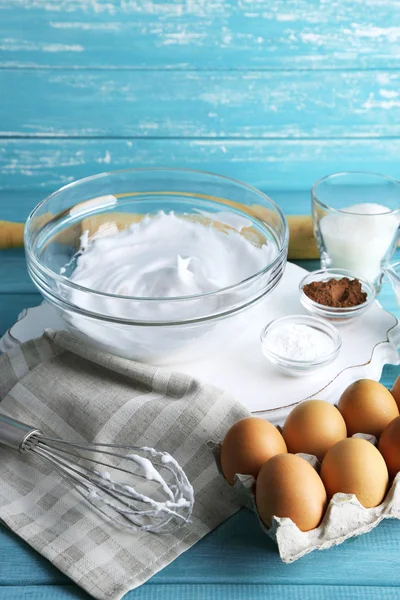 Albumi montati per la crema su sfondo di legno colore — Foto Stock