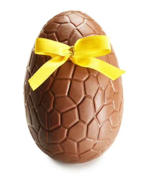 Σοκολατένιο αυγό του Πάσχα με χρώμα κορδέλα τόξο απομονωθεί σε λευκό — Φωτογραφία Αρχείου